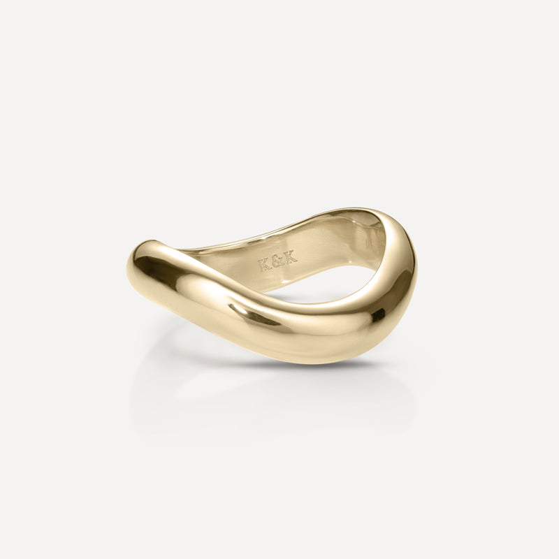 Sleek gold ring with an organic, wave-like design, engraved with "K&K". Perfect for luxury jewellery enthusiasts.