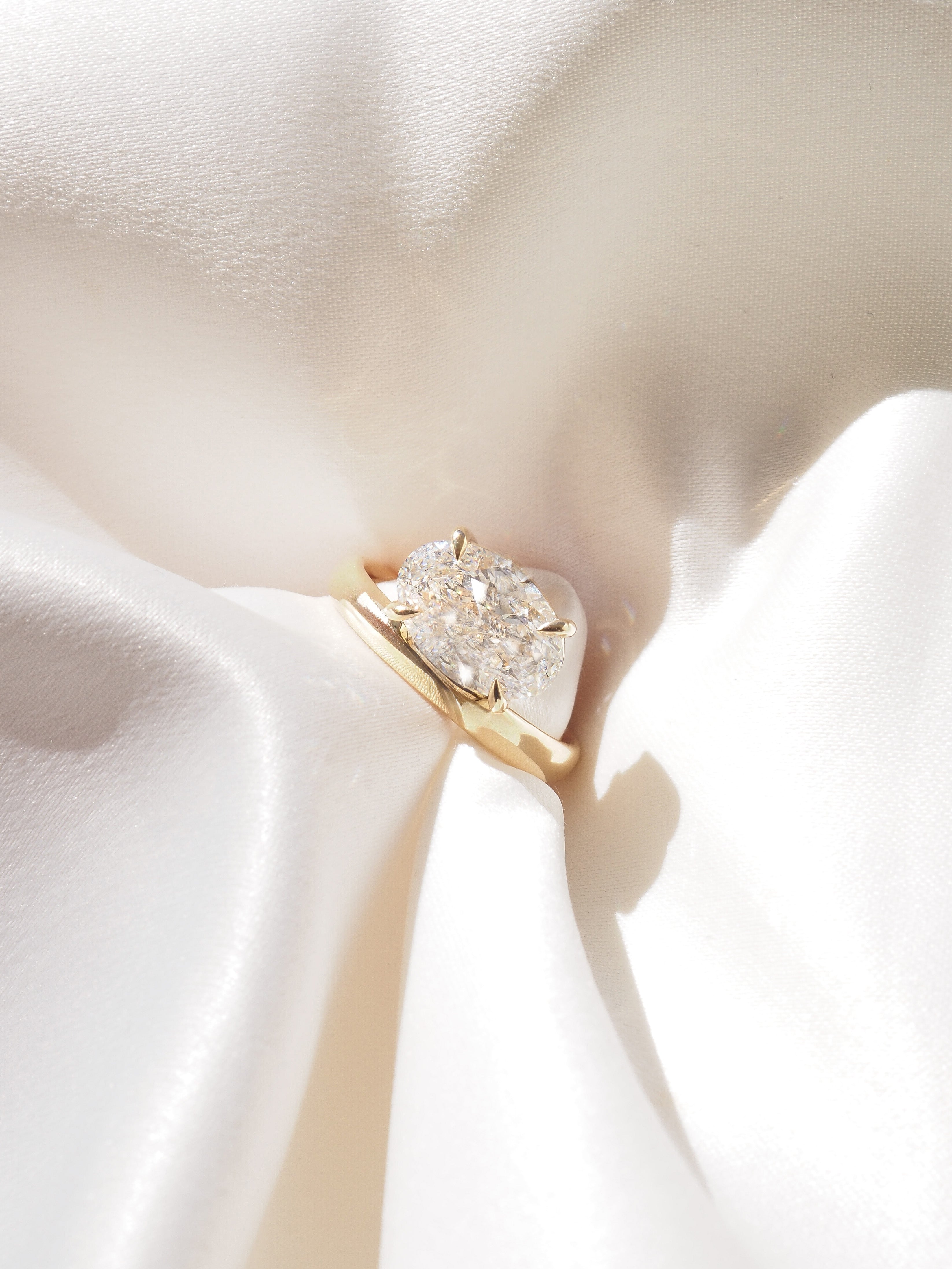 Orbit Offset | 2.5ct Oval Lab-Grown Diamond Solitaire Ring
